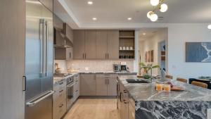 O bucătărie sau chicinetă la Luxe, Near Vail w Outdoor Oasis, Pool, & Game Room Alpine Oasis at Frontgate