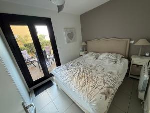 Ένα ή περισσότερα κρεβάτια σε δωμάτιο στο Les Hébrides sur l'eau