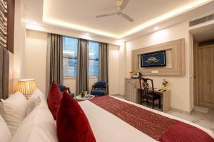 a hotel room with a bed and a desk at Hotel East End Delhi Aiport in New Delhi