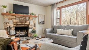 Posezení v ubytování The Pines Cozy Arrowhead Lake Escape with Pools and Outdoor Adventures
