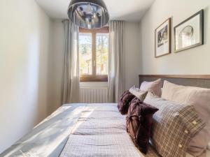 a bedroom with a bed and a window at NATUSliving Benasque E in Benasque