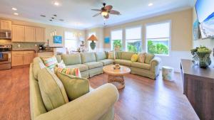 un soggiorno con due divani e una cucina di Pool Walkable to Old Town Eateries Nightlife Shops Palm Palace by AvantStay a Port Aransas