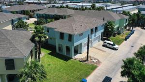 una vista aerea di una casa con palme di Pool Walkable to Old Town Eateries Nightlife Shops Palm Palace by AvantStay a Port Aransas