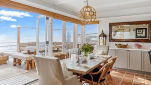 Galeriebild der Unterkunft Unbeatable Beachfront Bliss w Ocean Views Luxe Interiors Patio Beach Road in Dana Point