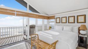 Katil atau katil-katil dalam bilik di Unbeatable Beachfront Bliss w Ocean Views Luxe Interiors Patio Beach Road