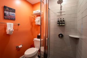 Bilik mandi di Downtown Urban Retreat 6 Beds Perfect for Groups
