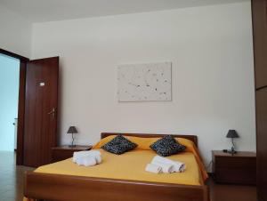 a bedroom with a bed with towels on it at Casa di Nonna Tamerice! in Berra