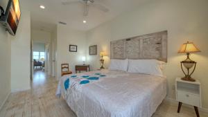 Krevet ili kreveti u jedinici u okviru objekta Panoramic Water Views Shared Pool Boat Dock Bayside Lodge by AvantStay +28 fotografija