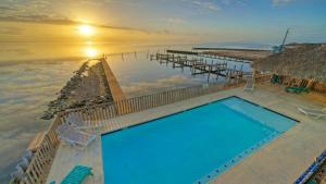 Bazen u ili blizu objekta Panoramic Water Views Shared Pool Boat Dock Bayside Lodge by AvantStay