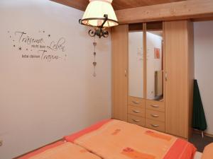 Ένα ή περισσότερα κρεβάτια σε δωμάτιο στο Appealing apartment in Bad Bayersoien with balcony
