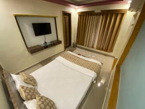 Una pequeña habitación con una cama y una ventana. en Golden Ring Resort, en Lonavala 18 fotos más