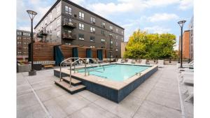 een zwembad bovenop een gebouw bij CozySuites Marquee in Minneapolis