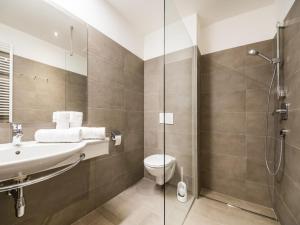 Un baño con inodoro, lavabo y ducha. en Apartment in Kleinarl near Ski-Area with Balcony & Parking, en Kleinarl 78 fotos más