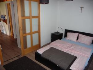 ナジカニジャにあるFörhénc Wine House & Guesthouses I-II-IIIのベッドルーム1室(壁に十字架付きのベッド1台付)