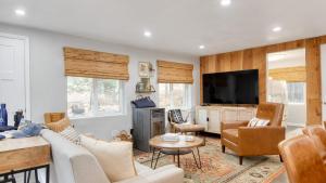ein Wohnzimmer mit Sofa und Fernseher in der Unterkunft Cozy 2BR Fawnskin Cabin Big Bear Lake Hiking Trails Snow Summit Nearby in Fawnskin