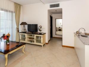 TV a/nebo společenská místnost v ubytování Thracian Cliffs Golf & Beach Resort - Hygea Water Private Home by Flat Mаnаger