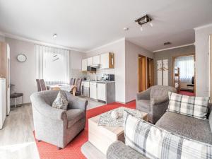 een woonkamer met twee banken en een tafel bij Modern Apartment in Schwalefeld with Garden in Willingen