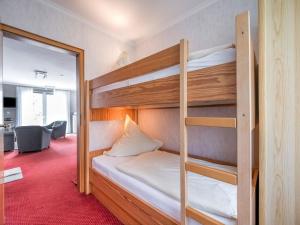 een slaapkamer met een stapelbed in een hostel bij Modern Apartment in Schwalefeld with Garden in Willingen +95 foto's