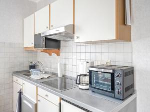 een keuken met een broodrooster, een oven en een magnetron bij Modern Apartment in Schwalefeld with Garden in Willingen