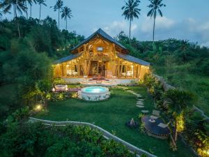 SelatにあるMagical Bamboo House with Breathtaking viewの庭付きの木造家屋の空中風景