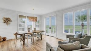 Un comedor con mesa y sillas en 17 Marsh Island Lane by AvantStay Modern Home w Amazing Views, en Isle of Palms