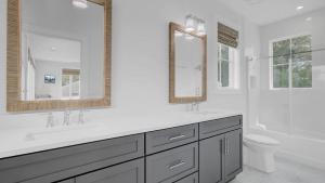 Un baño con dos lavabos, una bañera y un inodoro. en 17 Marsh Island Lane by AvantStay Modern Home w Amazing Views, en Isle of Palms 29 fotos más