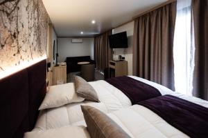 a hotel room with a bed and a couch at In Secreto in Dunières