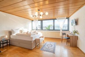 ein Schlafzimmer mit einem weißen Bett und einem großen Fenster in der Unterkunft City Wohnung am Hbf mit 2 Schlafzimmern und Sky in Koblenz