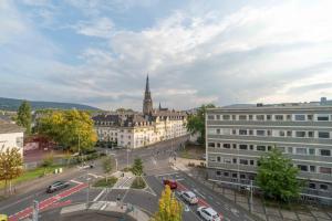eine Luftansicht einer Stadt mit einer Kirche in der Unterkunft City Wohnung am Hbf mit 2 Schlafzimmern und Sky in Koblenz