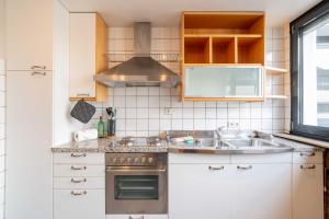 eine Küche mit Spüle und Herd in der Unterkunft City Wohnung am Hbf mit 2 Schlafzimmern und Sky in Koblenz