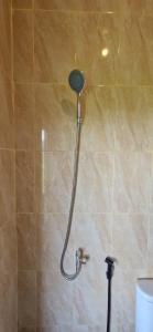 SelatにあるThe Sangka roomsのシャワーヘッド付きのトイレが備わります。