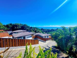 an aerial view of a house with the ocean in the background at Villa Tematahi - maison moderne avec piscine privée in Faaa