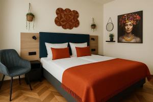 un dormitorio con una cama y una silla en Dom-Hotel, en Worms 56 fotos más