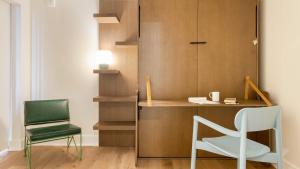 ein Schreibtisch und ein Stuhl in einem Zimmer in der Unterkunft 2 Condos Brand New Austin High Rise w Rooftop Pool Gym Yoga Studio More in Austin + 42 Fotos