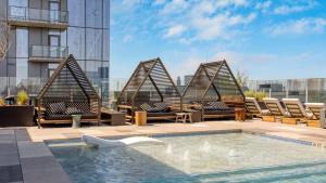 ein Pool auf dem Dach eines Gebäudes mit Liegestühlen in der Unterkunft 2 Condos Brand New Austin High Rise w Rooftop Pool Gym Yoga Studio More in Austin