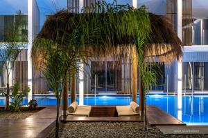 ein Resort mit Pool, Palmen und einer Couch in der Unterkunft Sensus Experience by Lavris in Gouves