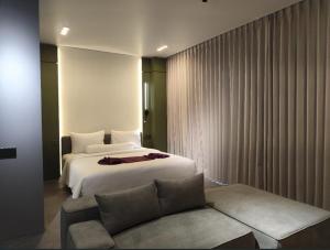 una habitación de hotel con una cama y un sofá en XO Canggu adults only, en Canggu