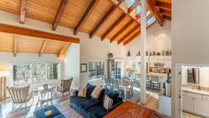 una sala de estar con un sofá y una mesa en Views Mins to Skiing Lake Incline Village Incline Serenity by AvantStay, en Incline Village