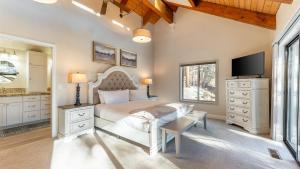 Un dormitorio con una cama y un televisor. en Views Mins to Skiing Lake Incline Village Incline Serenity by AvantStay, en Incline Village