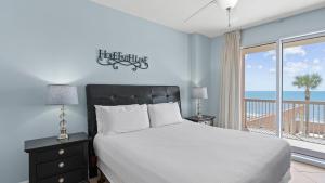 Oceanfront Condo w Pool Pier Park Access Front Beach Retreat by AvantStay في بنما سيتي بيتش: غرفة نوم مع سرير وإطلالة على المحيط +34 صورة