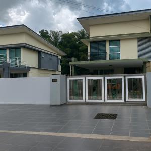 SandakanにあるAtiya Homestay Sandakanの家の前の白い柵