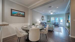 Gallery image of Stylish Condo w Pool Spa Access Wak to Beach Beach Breeze by AvantStay in Port Aransas