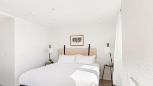 Una cama o camas en una habitación de 2 Coastal Studios at Cayucus Beach Access Ocean Views