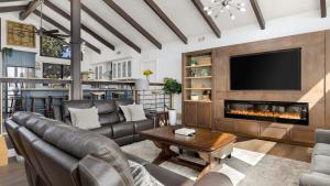 a living room with leather furniture and a fireplace at Paso Vista Bella by AvantStay Luxe Group Escape w Wine Country Views in Paso Robles