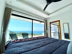 Nathon BayにあるPrivate Pool & Sea View Villa Soredaly 2BRの大きなベッドと大きな窓のある寝室 +17枚の写真