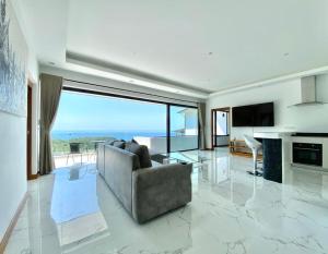 Nathon BayにあるPrivate Pool & Sea View Villa Soredaly 2BRのソファがあり海が見えるリビングルーム
