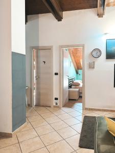 a room with a hallway with a clock on the wall at Casa Chiara - 2-bedroom apartment in Turin