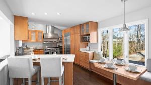 Una cocina con una mesa y sillas en una cocina. en Sun Up Sun Down by AvantStay Pool w Waterfall, en Mooresville