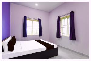 Una cama o camas en una habitación de Hotel Blusesagar Residency Near Sea Beach And Jagannath Temple
