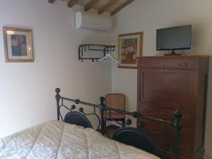 a bedroom with a bed and a tv and a dresser at BB La Terrazza in Trevi
